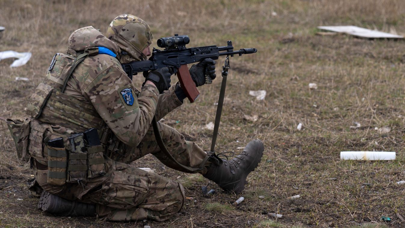 A 72. ukrán gépesített dandár egyik katonája célra tart gyakorlatozás közben a kelet-ukrajnai donyecki régióban húzódó front közelében 2024. március 18-án, az Ukrajna elleni orosz háború alatt (Fotó: MTI/EPA/Olga Kovalova)