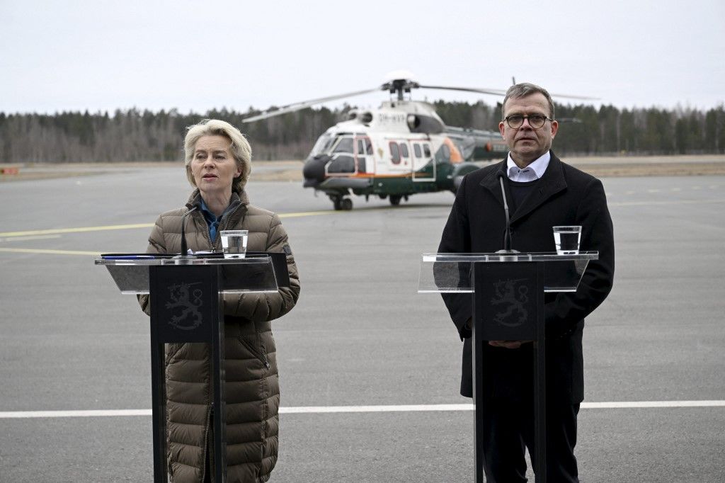Ursula von der Leyen, az Európai Bizottság (EB) elnöke (b) és Petteri Orpo finn miniszterelnök sajtóértekezletet tart az orosz határnál levő kelet-finnországi Lappeenranta repülőterén 2024. április 19-én. (Fotó: MTI/AP/Lehtikuva)