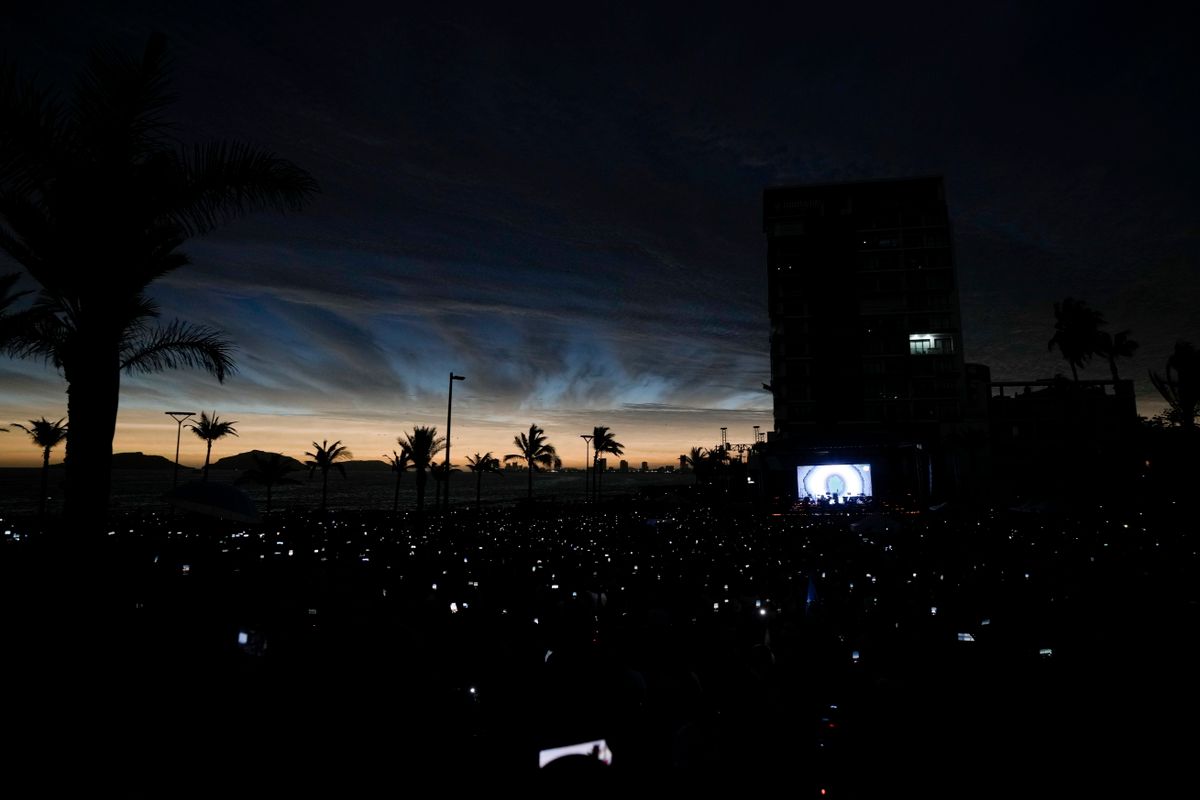 A teljes napfogyatkozást fényképezik mobiltelefonjukkal az emberek a mexikói Mazatlánban 2024. április 8-án. (Fotó: MTI/AP/Fernando Llano)