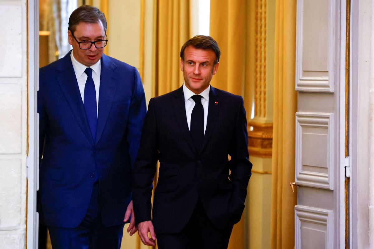Emmanuel Macron francia (j) és Aleksandar Vucic szerb elnök sajtóértekezletre érkezik a párizsi államfői rezidencián, az Elysée-palotában elköltött munkavacsora előtt, 2024. április 8-án. Vadászgépeket vásárolnak a szerbek. (Fotó: MTI/EPA/Reuters pool/Sarah Meyssonnier)