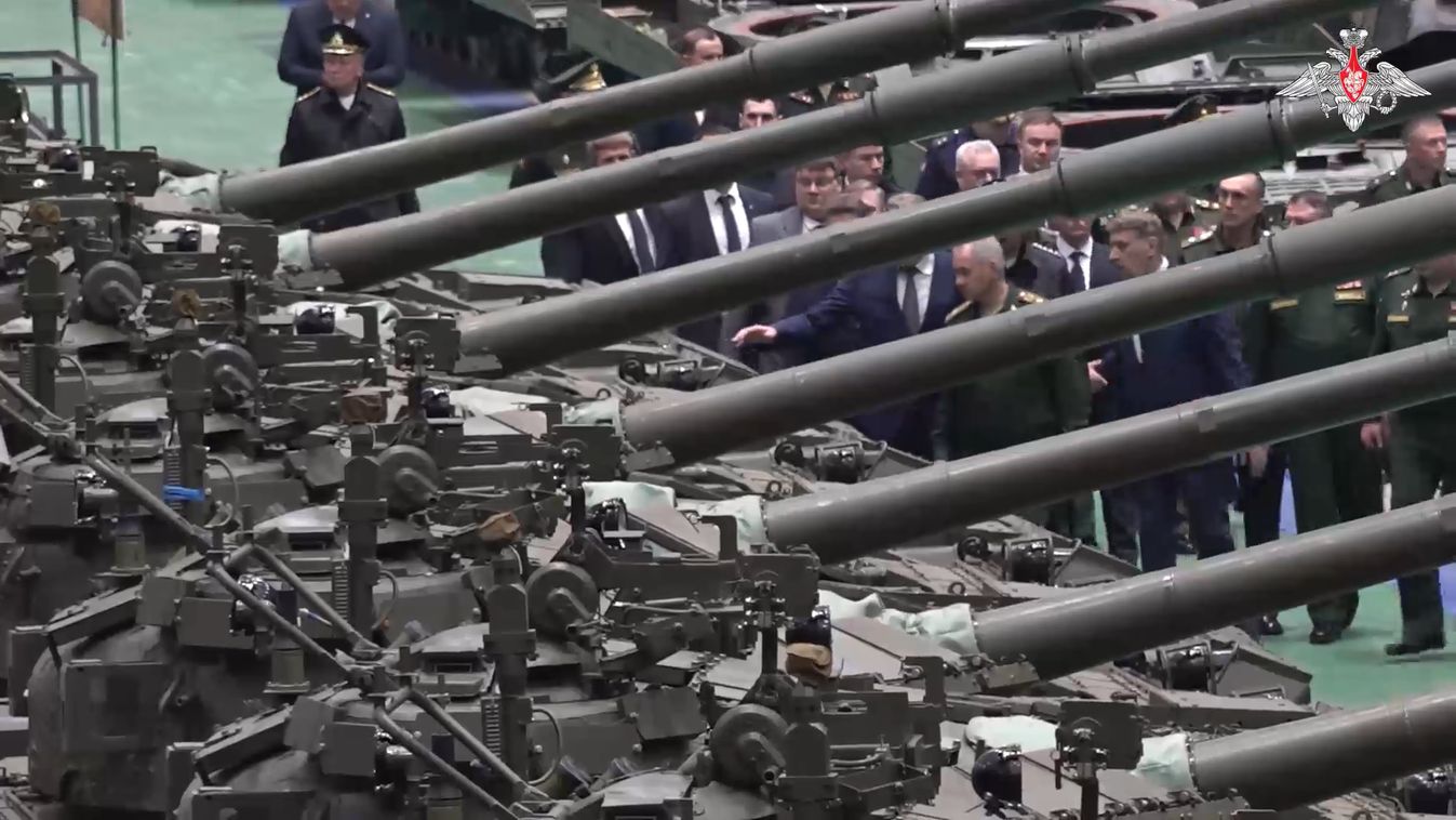 Az orosz védelmi miniszter ellenőrizte az állami védelmi megrendelés teljesítését egy harckocsikat gyártó hadiipari vállalatnál az omszki területen