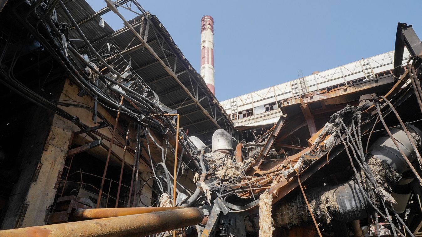 Az orosz rakétatámadással lerombolt egyik legnagyobb ukrajnai hőerőmű a kelet-ukrajnai Harkivban 2024. április 12-én 