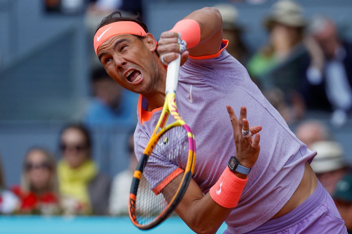 Madrid, 2024. április 25.
A spanyol Rafael Nadal az amerikai Darwin Blanch ellen játszik a madridi salakpályás tenisztorna férfi egyes versenyének elsõ fordulójában 2024. április 25-én.
Alex de Minaur
