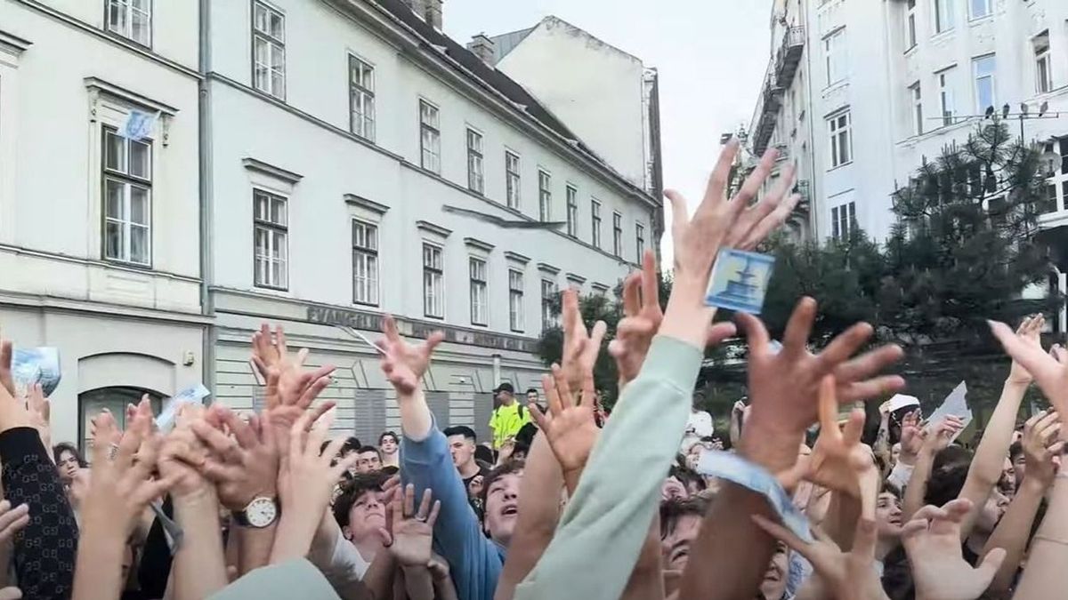 Lázba hozták a tömeget a Deák téren szállingózó ezresek, szakember fejtette meg, miért