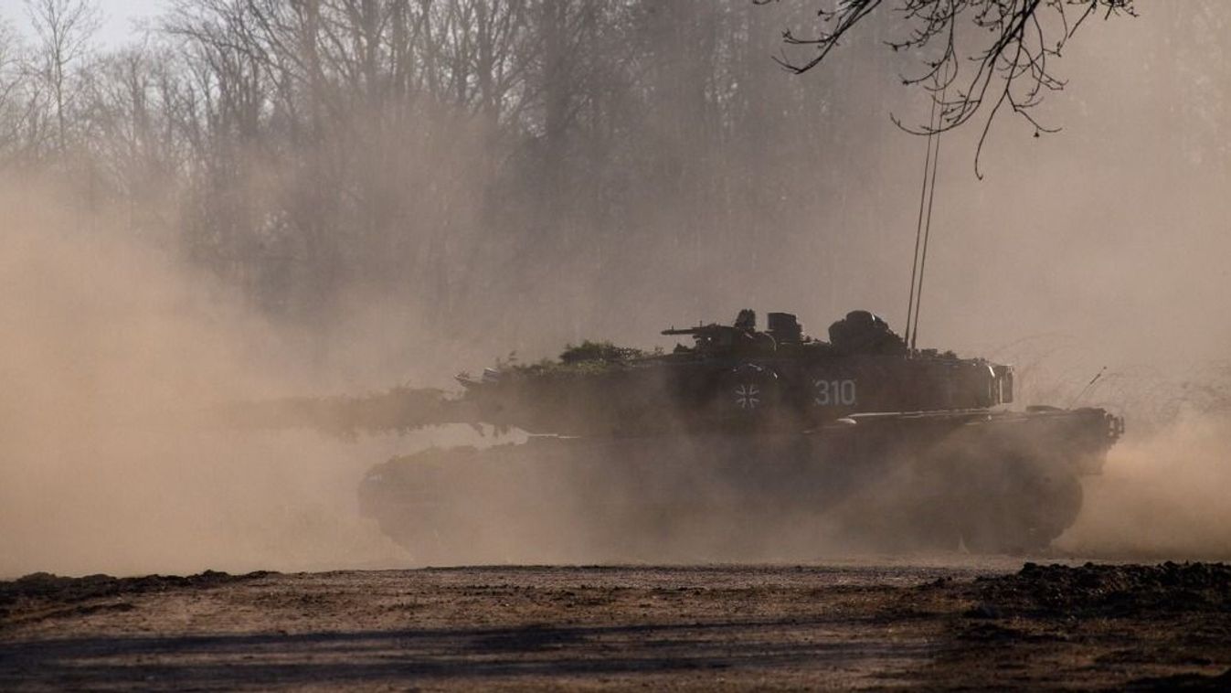 Egy Leopard 2 harckocsi az Elba partjára hajt, hogy egy manőver során átkeljen