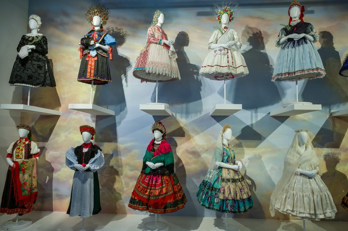 A kreatív alkotáshoz az inspirációt Barbie mellett a Magyar Menyasszony kiállítás gyönyörű ruhakölteményei adják.