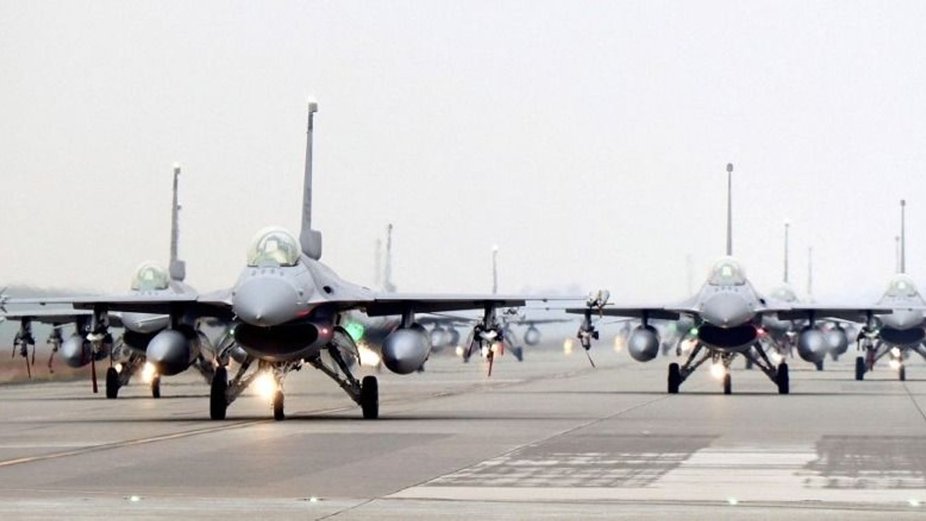 A tajvani katonai védelem F-16-os vadászgépek vészleszállási gyakorlatát végzi a Chiayi légibázison a Kínával szembeni növekvő feszültségek közepette 2022. január 5-én. 