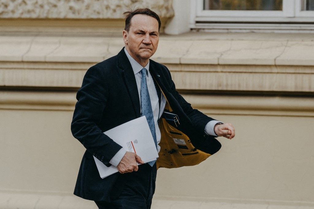 Radoslaw Sikorski lengyel külügyminiszter a miniszterelnöki kancelláriába érkezik a lengyel-ukrán kormányközi konzultációk előtt Varsóban, 2024. március 28-án. (Fotó: AFP/ Anadolu/ Wojciech Grzedzinski)
