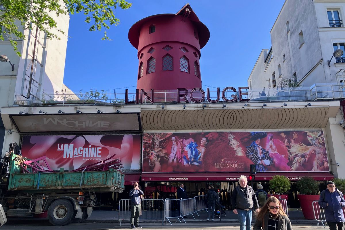 Teherautóval szállítják el a roncsdarabokat a párizsi Moulin Rouge (Vörös Malom) mulatótól 2024. április 25-én, miután reggelre virradóan leszakadtak a 135 éves épület tornyának széllapátjai. Az omlásban senki sem sérült meg, az okot vizsgálják. (Fotó: MTI/AP/Oleg Cetinic)