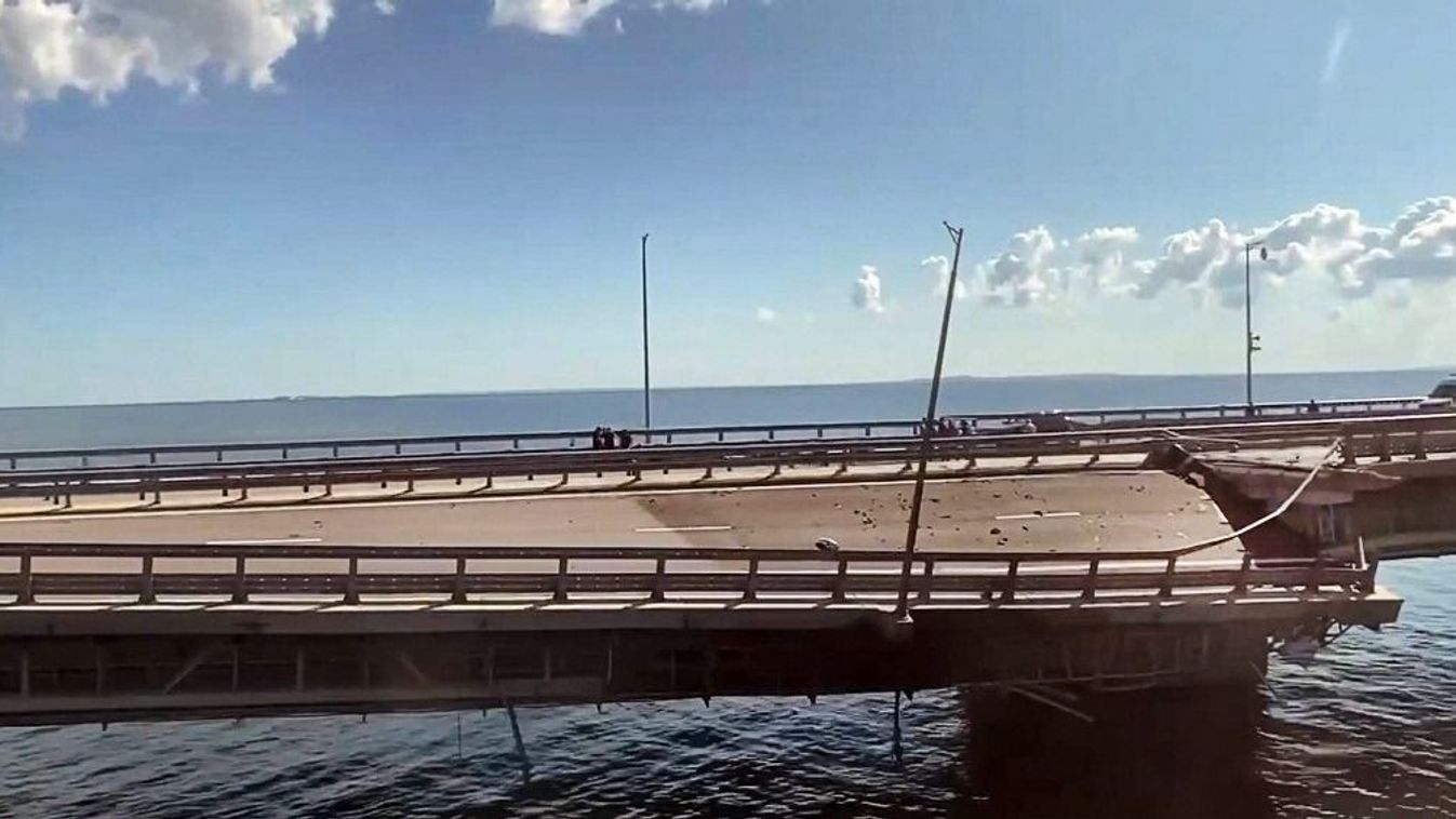 A 2023. július 17-én a Crimea24TV  2023. július 17-i felvételén látható a megrongálódott kercsi híd, amely a Krímet köti össze Oroszországgal