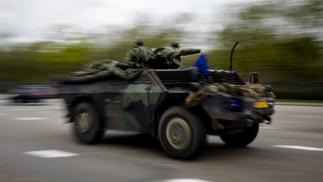 Holland katonai konvoj indul egy németországi gyakorlótérre a Steadfast Defender-24 (Rendíthetetlen védelmező) kódnevű európai NATO-hadgyakorlat keretében a dél-hollandiai Oirschotban levő támaszpontról 2024. április 9-én 