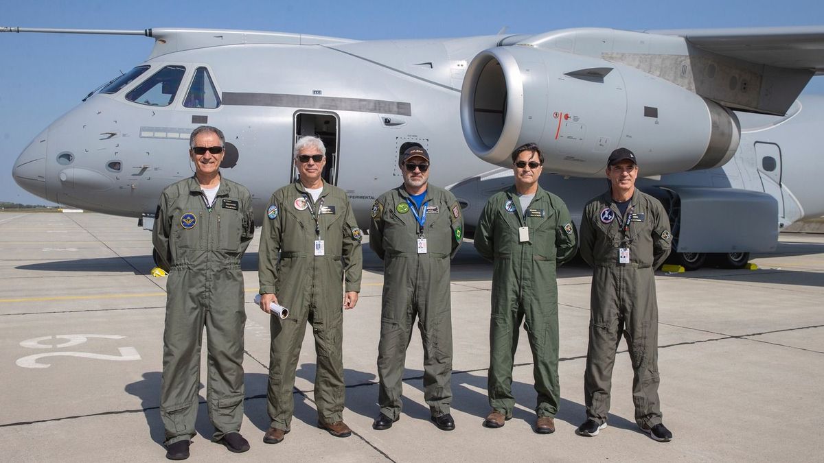 Csúcstechnika, csúcsfizetés – ennyit kereshet, ha felveszik a KC–390 pilótájának +galéria