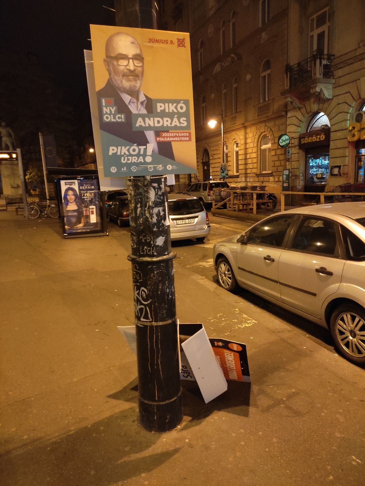 megrongálták, letépték Sára Botond plakátjait Józsefvárosban