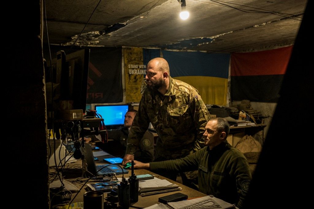 Ukrán katonák drónokkal figyelik a helyzetet Kreminna, Ukrajna keleti luhanszki régiója irányában 2024. március 31-én. (Fotó: Anadolu/AFP/ Wolfgang Schwan)