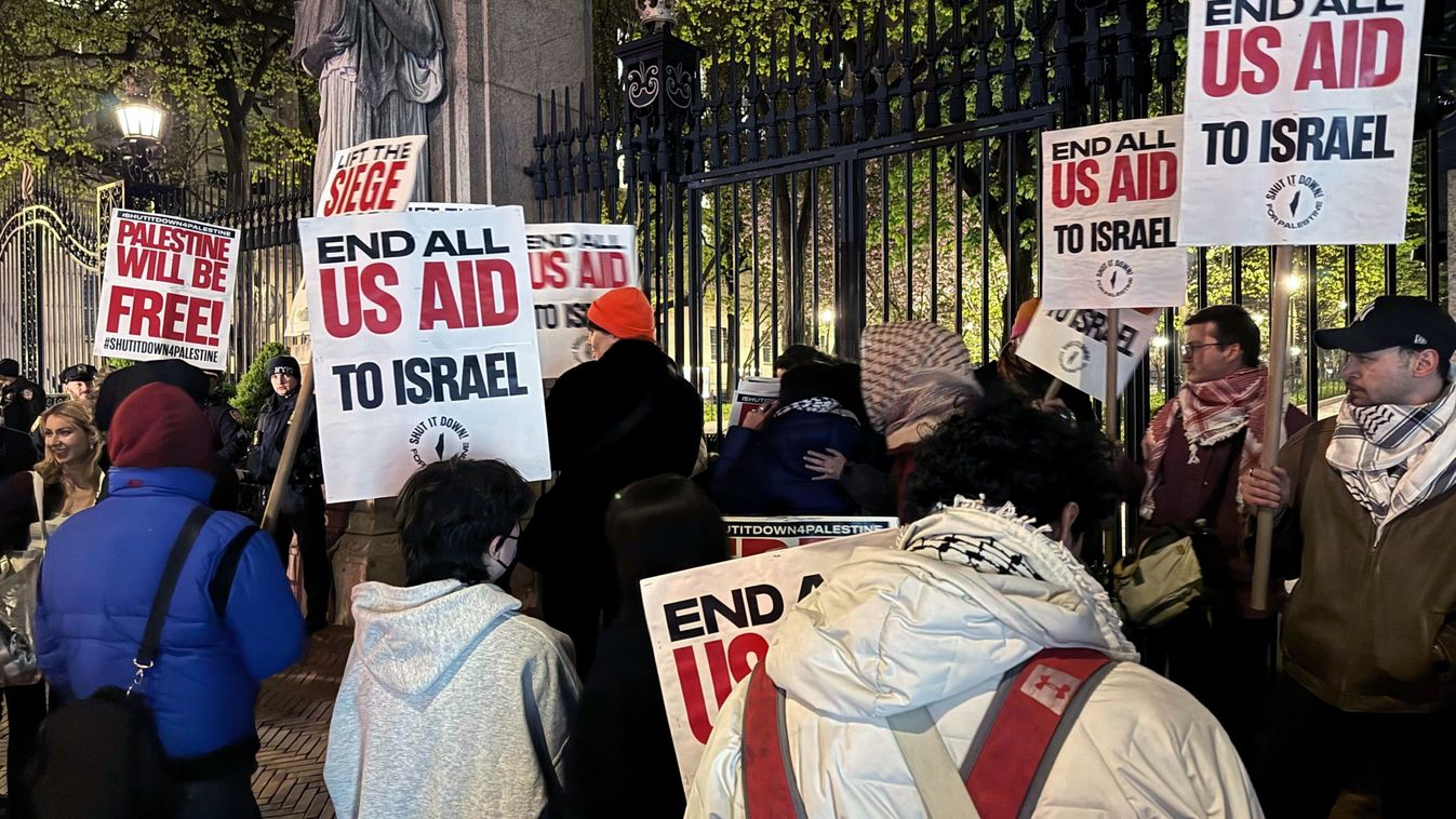 Izrael anyagi támogatásának megszüntetését követelik a kormánytól palesztinpárti tüntetők a Columbia Egyetem főbejáratánál New Yorkban 2024. április 26-ra virradóan