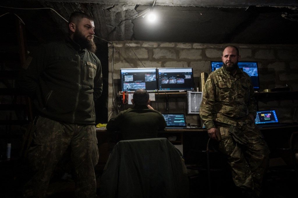 Ukrán katonák drónok segítségével figyelik a front mentén kialakult helyzetet az ukrajnai Kreminia irányában 2024. március 31-én. (Fotó: Anadolu/AFP/ Wolfgang Schwan)