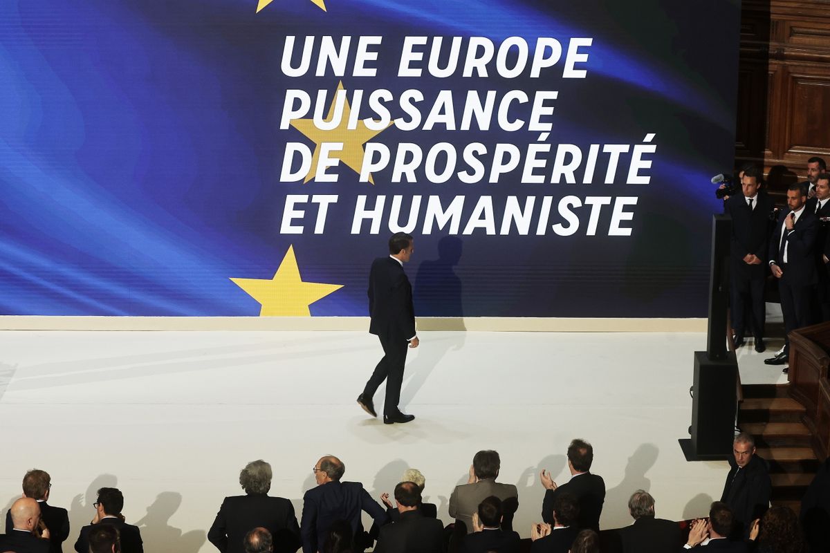 Emmanuel Macron francia államfő távozik a színpadról a kampánynyitó beszéde végén, amelyet az európai parlamenti (EP- ) választásokra készülőben mondott a párizsi Sorbonne egyetemen 2024. április 25-én. (Fotó: MTI/EPA pool/Christophe Petit Tesson)