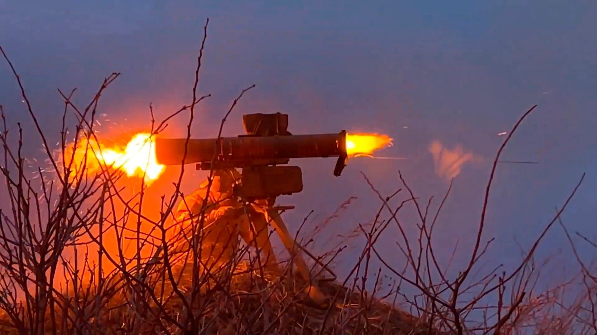 Az orosz védelmi minisztérium 2024. március 26-án közreadott felvételén orosz katona egy Fagot páncéltörő tankelhárító rakétát lő ki ukrán állásokra egy meg nem nevezett ukrajnai helyszínen. Egyre több szerződéses katona indul az ukránok ellen. (Fotó: MTI/AP/Orosz védelmi minisztérium)
