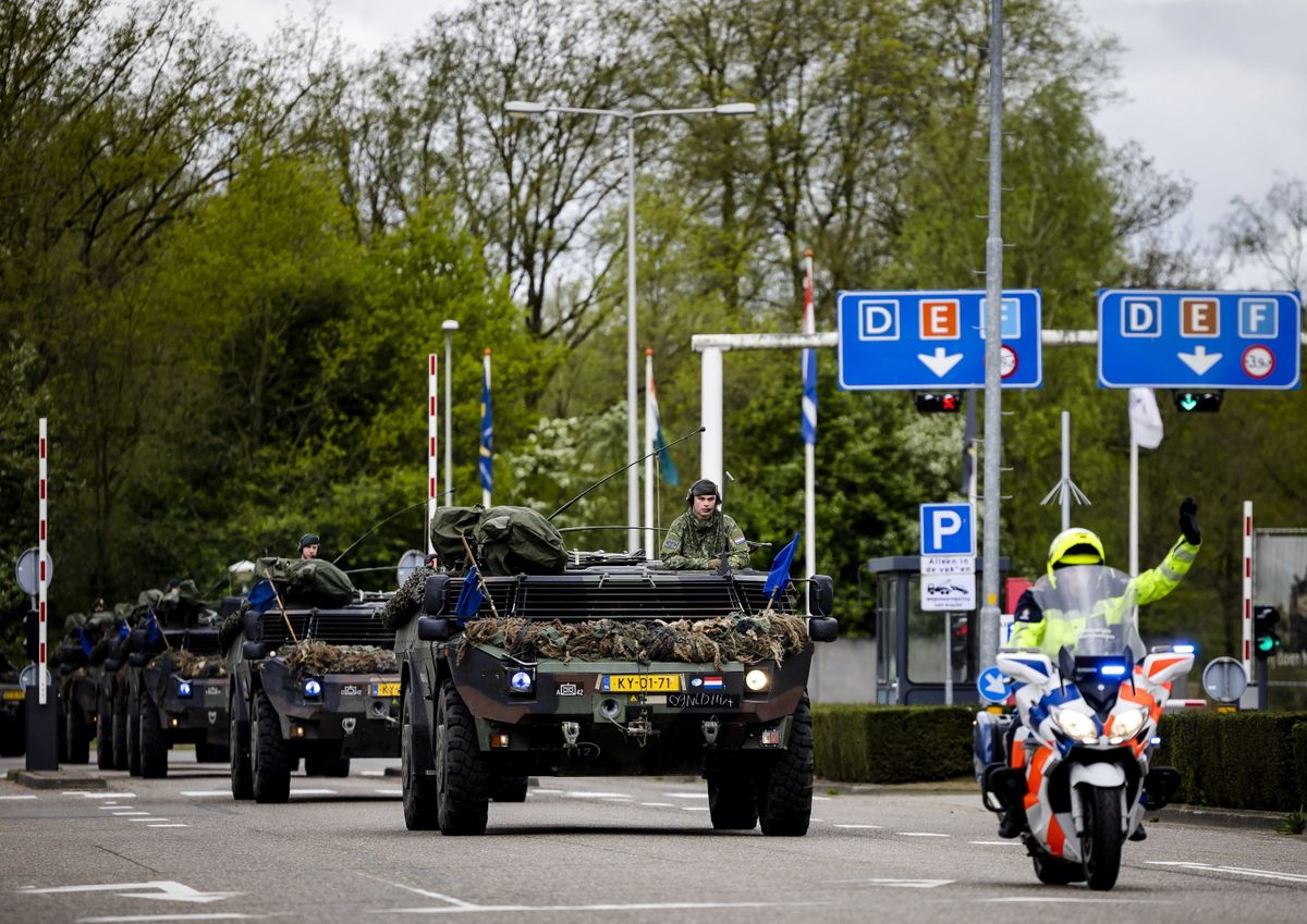 Holland katonai konvoj indul egy németországi gyakorlótérre a Steadfast Defender-24 (Rendíthetetlen védelmező) kódnevű európai NATO-hadgyakorlat keretében a dél-hollandiai Oirschotban levő támaszpontról 2024. április 9-én
