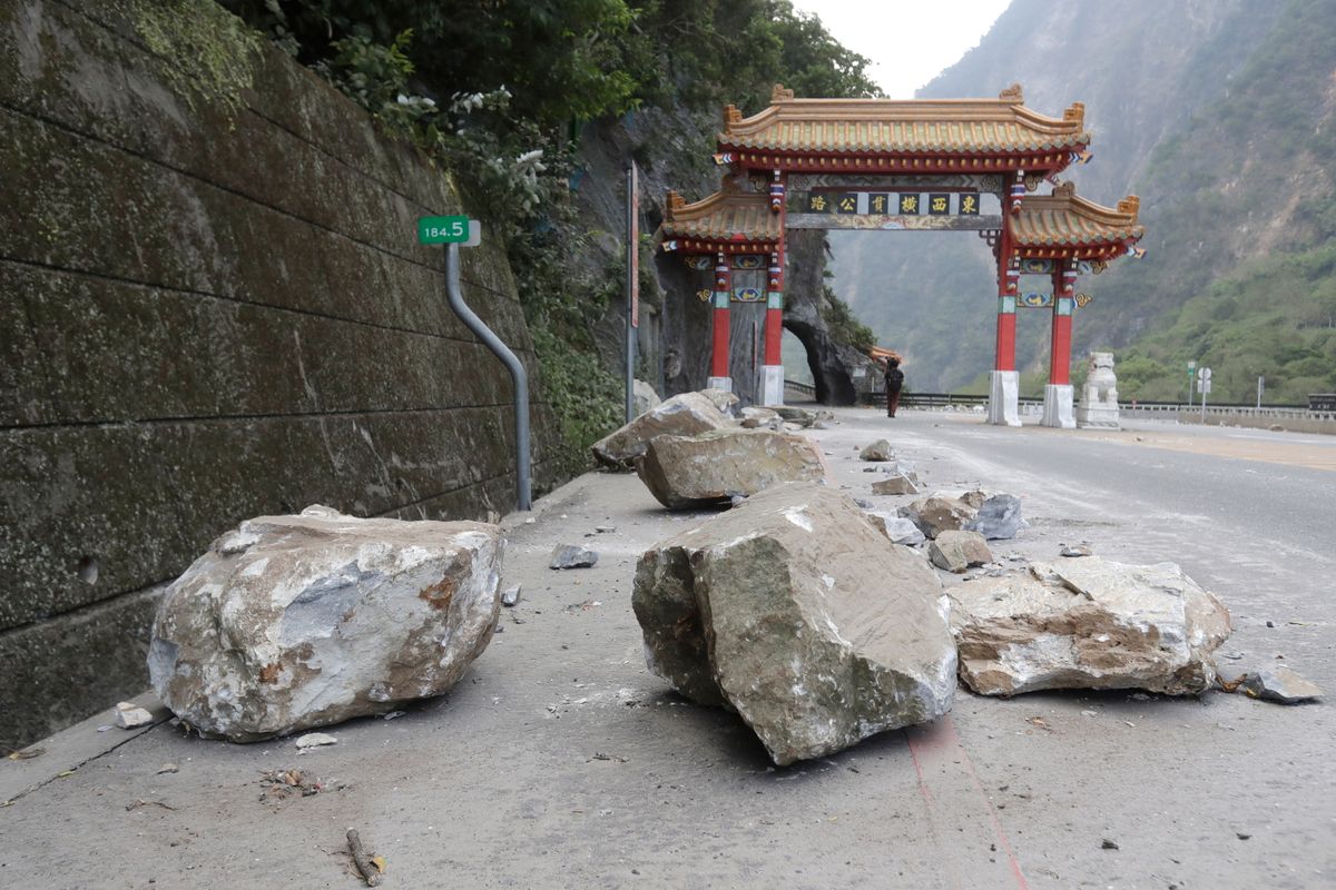 Sziklatömbök a Taroko Nemzeti Park bejáratánál, a kelet-tajvani Hualien megyében 2024. április 4-én, egy nappal a térséget sújtó földrengés után