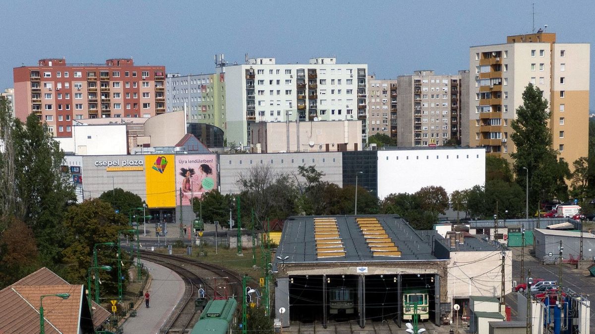 Kizuhant egy hároméves kisgyermek egy emeletes ház ablakából