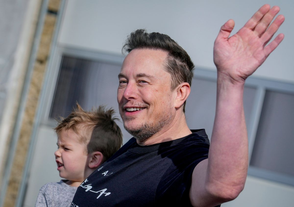 Elon Musk, a Tesla Motors vezérigazgatója a kisfiával, X AE A-XII-vel a karján integetve távozik a cég németországi, grünheidei gyárából 2024. március 13-án. (Fotó: MTI/AP/Ebrahim Noruzi)