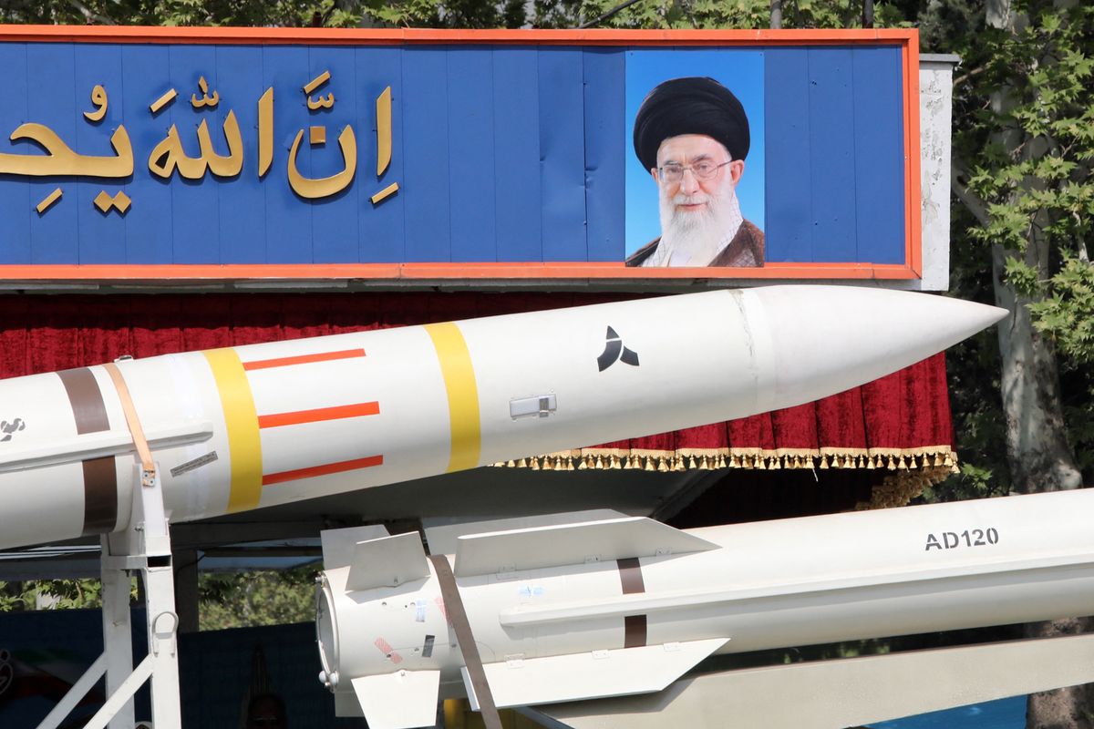 Felsorakoztatták az iráni fegyvereket (Fotó: AFP/ATTA KENARE)