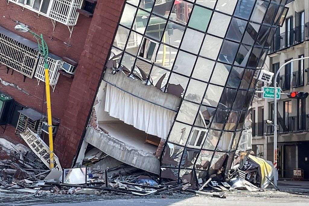Megrongálódott épület Hualienben, miután egy hatalmas földrengés sújtotta Tajvan keleti részét. (Fotó: CNA / AFP)
