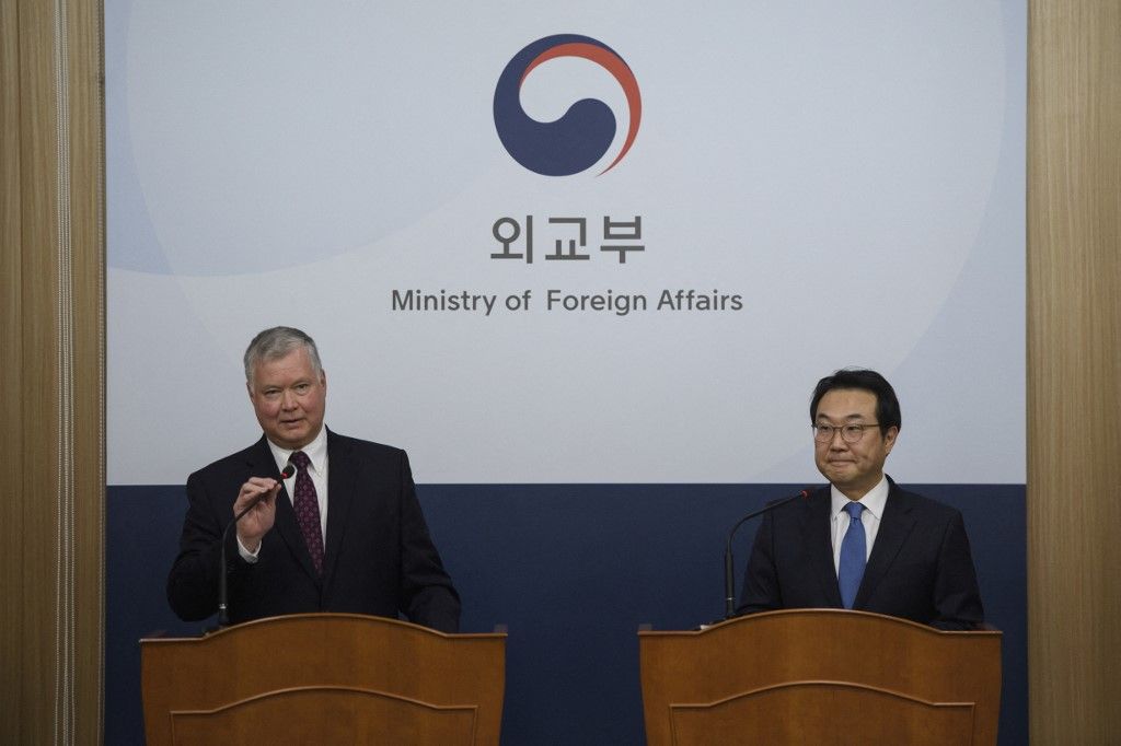 Az Egyesült Államok észak-koreai különleges képviselője, Stephen Biegun (L) részt vesz egy sajtótájékoztatón Dél-Korea „a Koreai-félsziget béke- és biztonsági ügyeiért felelős különleges képviselőjével”, Lee Do-hoonnal (R) a külügyminisztériumban Szöulban. (Fotó: AFP/Ed JONES)