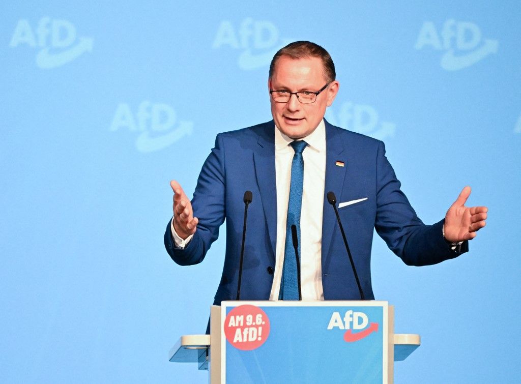 Tino Chrupalla, az Alternatíva Németországért (AfD) párt nemzeti szóvivője felszólal a Donauhalle-ben, a párt európai választási kampánya során. (Fotó: dpa Picture-Alliance/AFP Bernd Weissbrod)