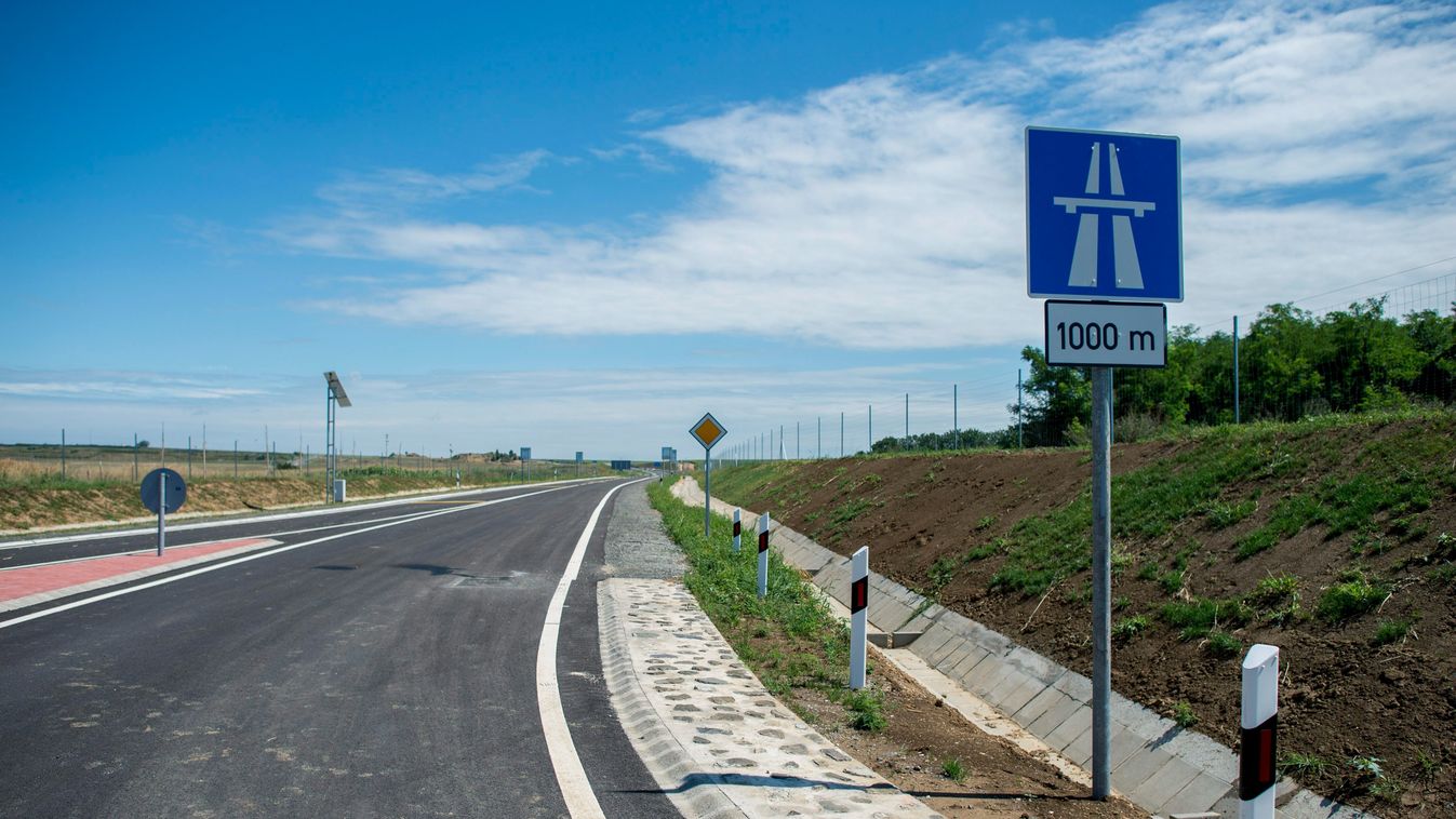 Pécs, 2015. július 31.
Felhajtó az M60 autópálya meghosszabbított szakaszán 2015. július 31-én. Az autópályát az 58 sz. fõúti csomóponttól 1,8 kilométerrel hosszabbították meg, így Pécs városa elkerülhetõ.
MTI Fotó: Sóki Tamás