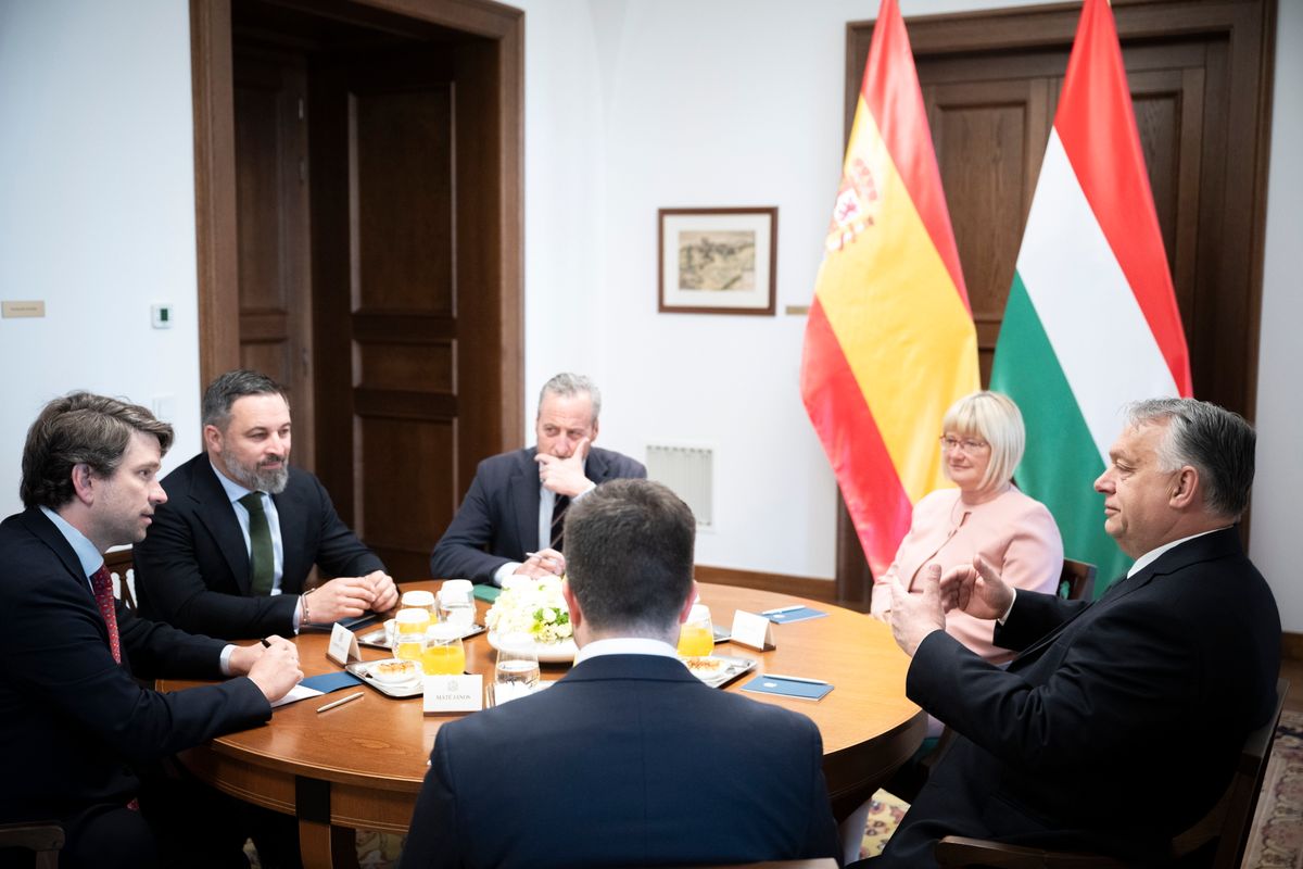A Miniszterelnöki Sajtóiroda által közreadott képen Orbán Viktor kormányfő (j) fogadja Santiago Abascalt, a spanyol Vox párt elnökét, a spanyol képviselőház tagját (b2) a Karmelita kolostorban 2024. április 26-án. A miniszterelnök mellett Gál Kinga, a Fidesz EP-képviselőcsoportjának elnöke. (Fotó: MTI/Miniszterelnöki Sajtóiroda/Benko Vivien Cher)