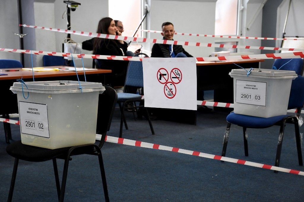 A koszovói választási bizottság munkatársai 2024. április 21-én Zvecsan város szavazóhelyiségében ülnek. (Fotó: STRINGER / AFP)