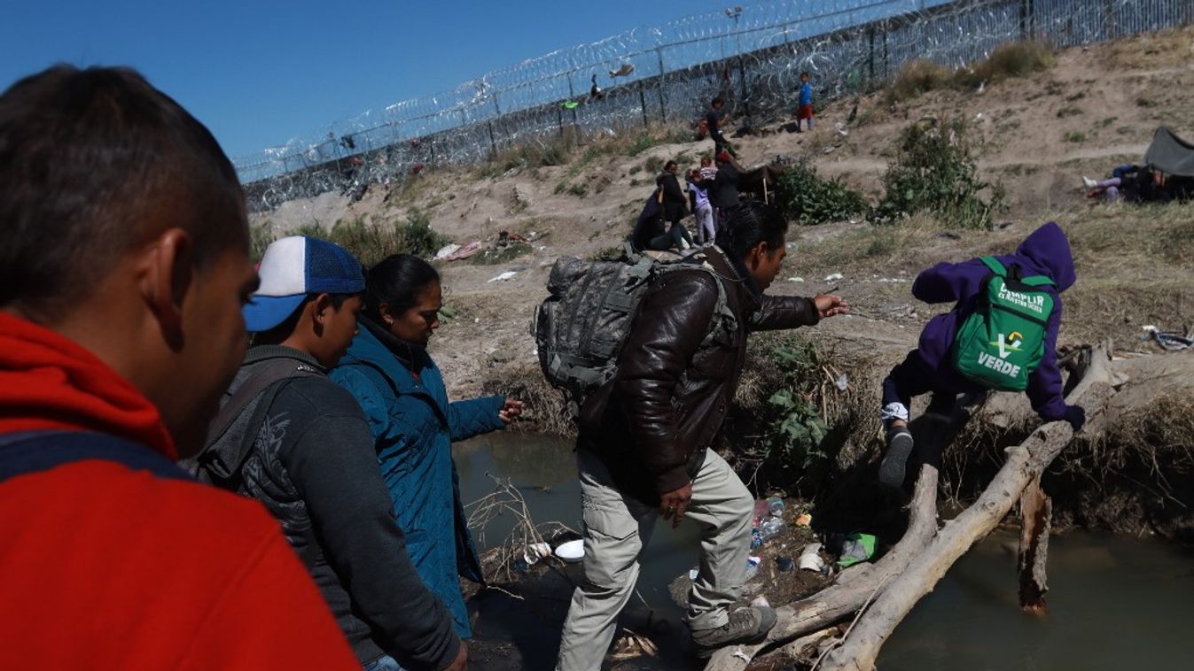 Migrants at the US border build their own international bridge to cross the border in Mexico