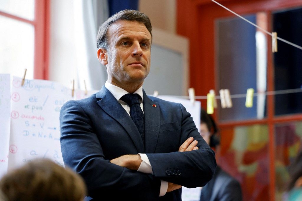 Emmanuel Macron francia elnök 2024. április 5-én egy tanteremben áll a párizsi Ecole primaire d'application Blanche és Laboratoire académique de formation autisme (LAB9A) látogatása során (Fotó: AFP/Ludovic Marin)