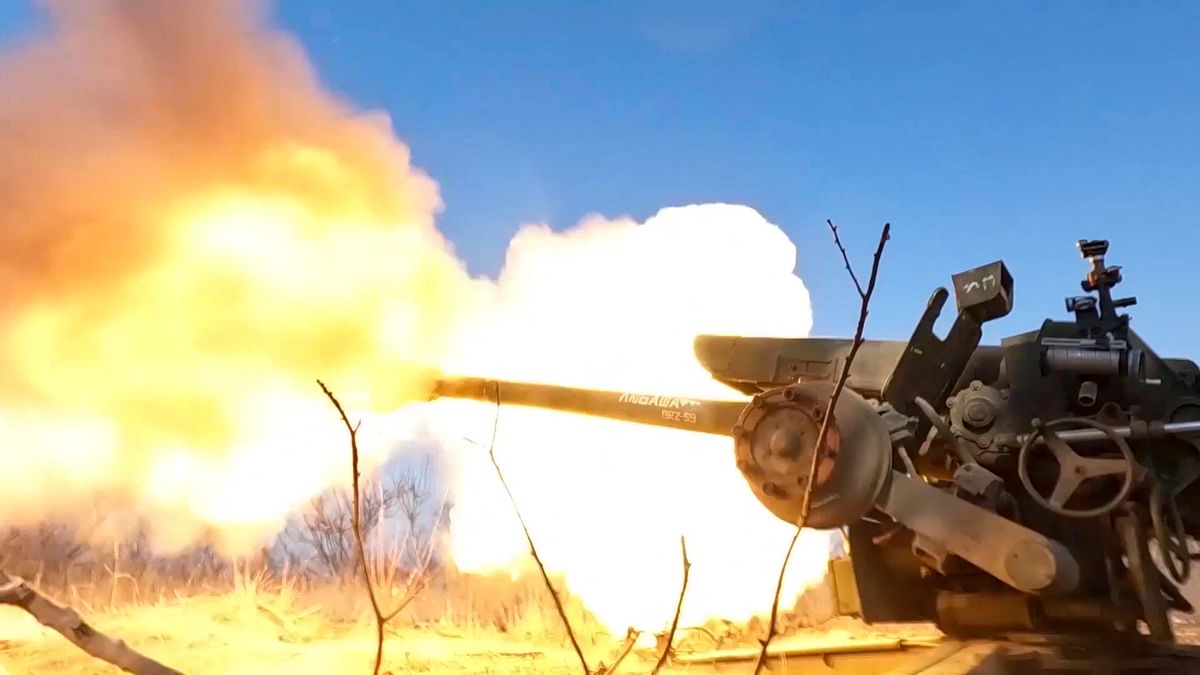 Russian Army launch artillery attacks towards Ukrainian positions in Donetsk