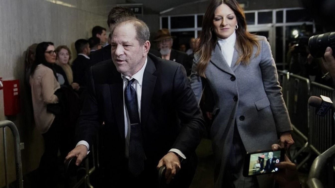 Harvey Weinstein elhagyja a manhattani büntetőbíróságot, miközben az esküdtszék folytatja a tanácskozást 2020. február 21-én New Yorkban. New York legfelsőbb bírósága 2024. április 25-én hatályon kívül helyezte Weinstein hollywoodi producer 2020-as, szexuális bűncselekmény vádjával hozott ítéletét, és új tárgyalást rendelt el. Döntésükben a bírák a tárgyalás lefolytatásának hibáira hivatkoztak, többek között arra, hogy olyan nők vallomását is elfogadták, akik nem voltak részei az ellene felhozott vádaknak. „A végzést hatályon kívül helyezzük és új tárgyalást rendelünk el” - írták a bírák. 