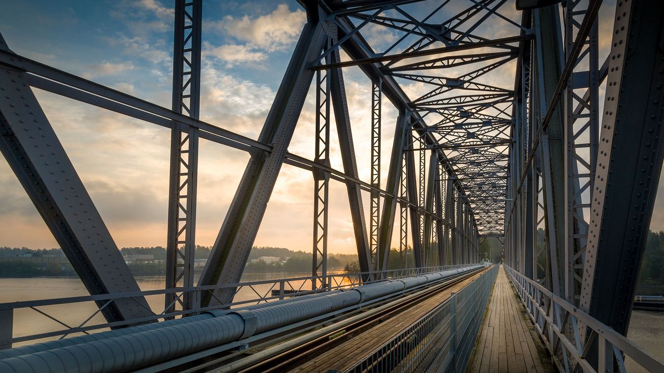 Inside,View,Of,Big,Steel,Railway,Bridge,On,Sunrise.,Savonlinna,