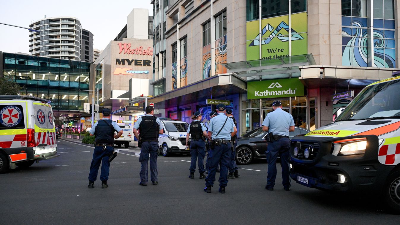 Rendőrök és mentősök a helyszínen a sydney-i Westfield Bondi Junction bevásárlóközpontban elkövetett késes támadást követően 2024. április 13-án