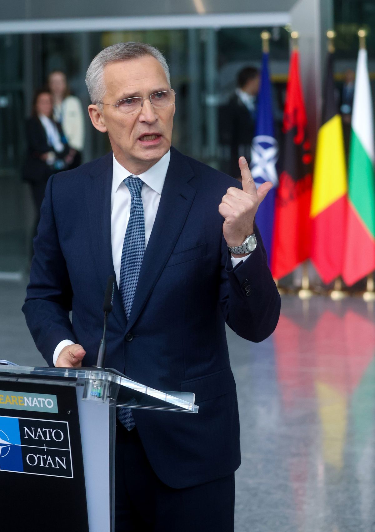 Jens Stoltenberg, a NATO főtitkára nyilatkozik a védelmi szervezet kétnapos brüsszeli külügyminiszteri tanácsülésének első napján, 2024. április 3-án. MTI/EPA/Olivier Hoslet