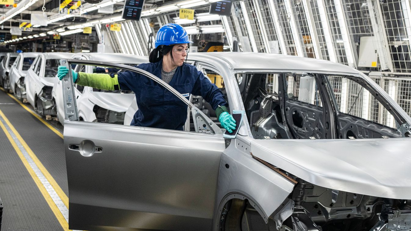 Festés előtt ellenőrzik az összeszerelt karosszériákat a 4 milliomodik Esztergomban gyártott autó alkalmából tartott sajtóbejáráson az esztergomi Suzuki-gyárban 2024. február 8-án.