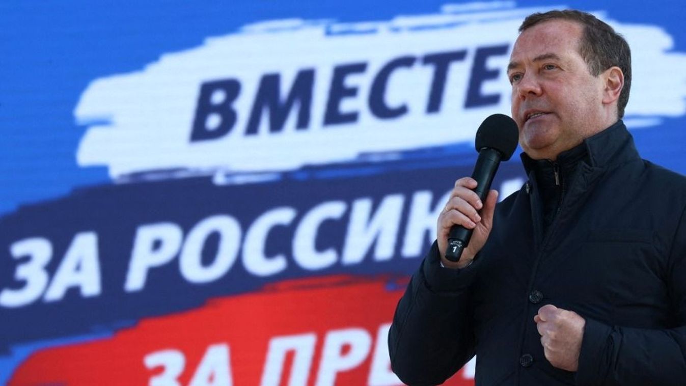 Dmitrij Medvegyev, Oroszország volt elnöke, aki jelenleg az ország Biztonsági Tanácsának elnökhelyettese, beszédet mond az Egységes Oroszország politikai párt tagjainak és támogatóinak koncertjén és gyűlésén Volgográdban 2024. március 12-én. 