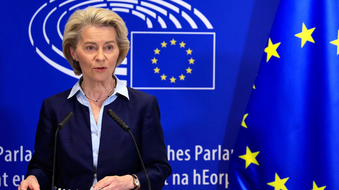 Ursula von der Leyen, az Európai Bizottság elnöke az EP brüsszeli épületében tartott sajtóértekezleten 2024. április 10-én, miután az EP elfogadta az Európai Unió új migrációs és menekültügyi csomagját.