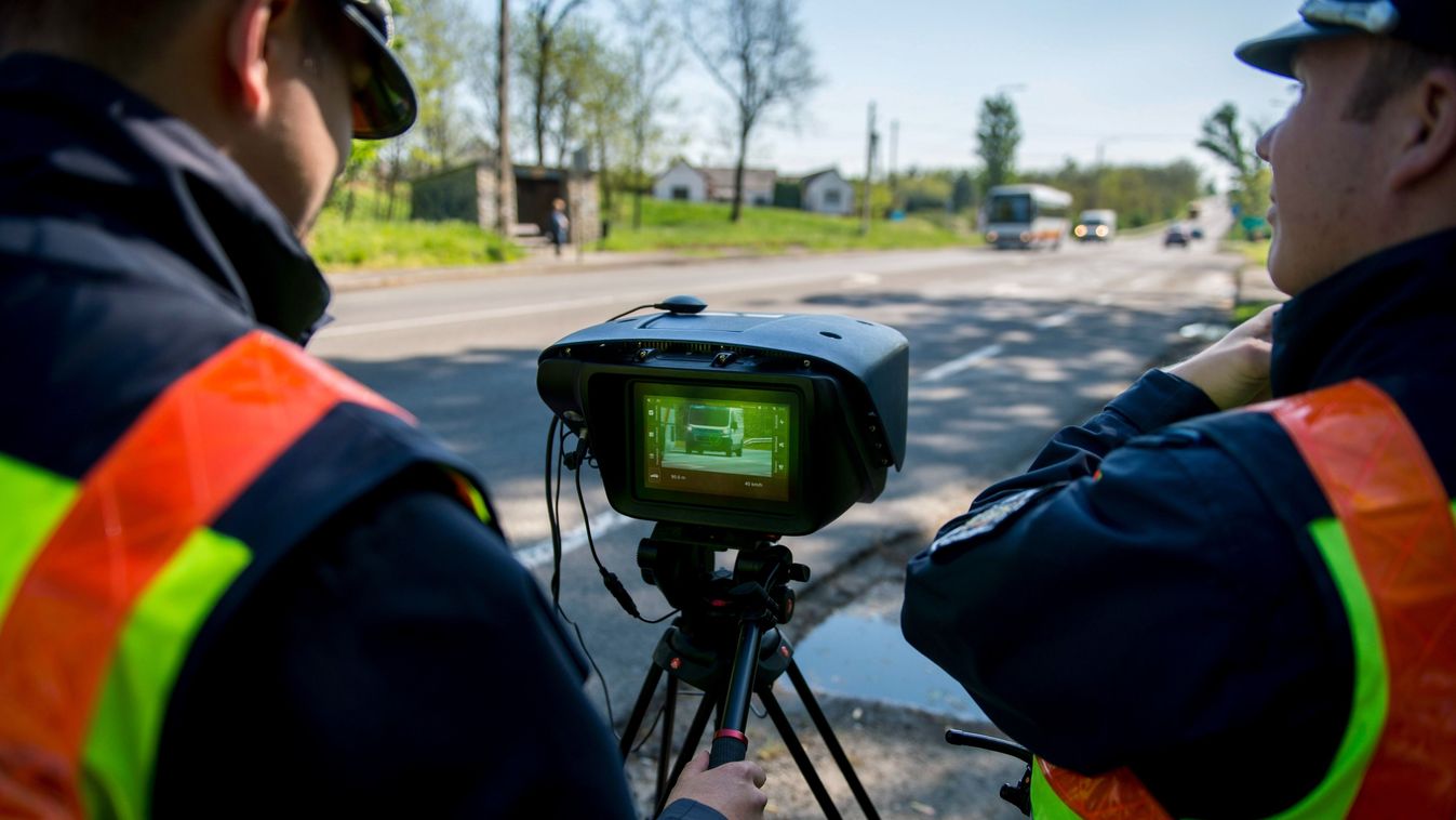 Rendőrök a Véda automata közlekedés-ellenőrzési rendszer egyik sebességmérőjével a 6-os főúton, Pécs határában 2016. április 21-én. Csaknem kilencszáz magyarországi helyszínen ellenőrzi a rendőrség a sebességhatár túllépését reggel hat óra óta 24 órán keresztül a Speedmarathon nemzetközi akció keretében. (Fotó: MTI/Sóki Tamás)