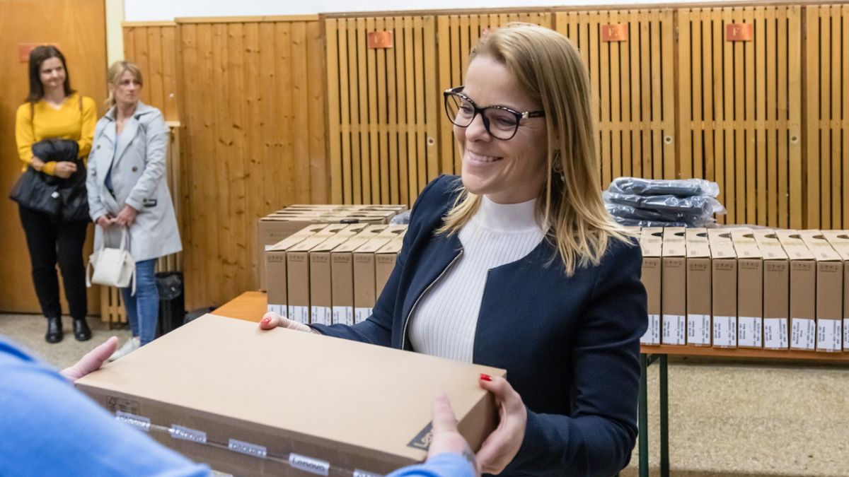 Újabb ingyenes notebookokat kapnak az iskolák