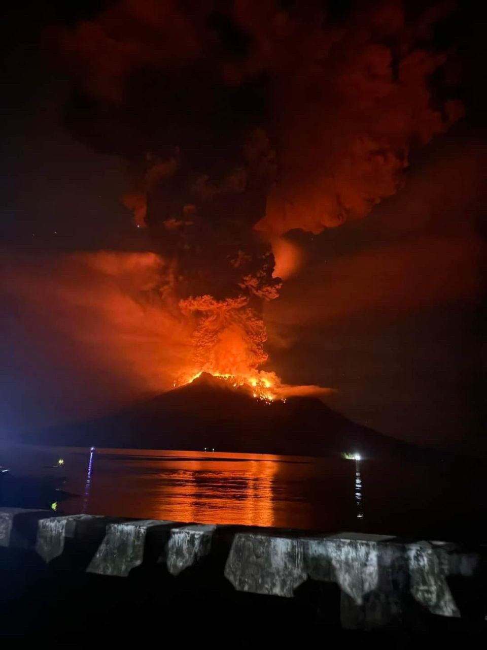 Az Indonéz Vulkanológiai és Geológiai Központ felvételén izzó lávát és hamufelhőt lövell ki a Celebesztől északra fekvő Ruang-sziget azonos nevű hegye Sitaróból nézve 2024. április 17-én. A vulkánkitörés miatt mintegy 800 embert kellett evakuálni. (Fotó: MTI/EPA/Indonéz Vulkanológiai és Geológiai Központ)