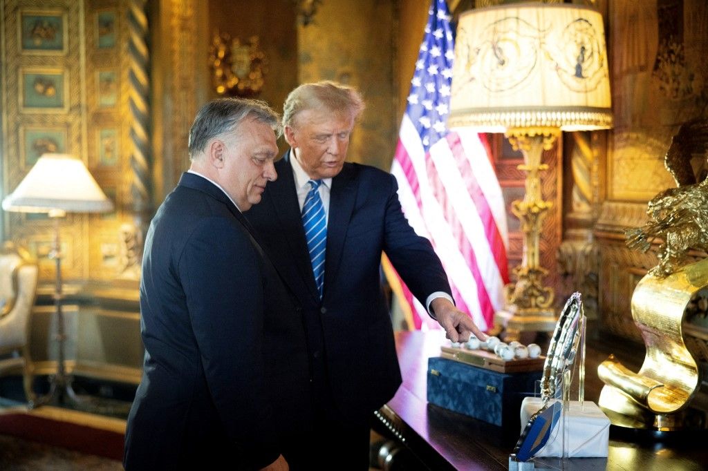 A Magyar Miniszterelnök Sajtóirodája által 2024. március 8-án készített és közzétett fotón Orbán Viktor (L) magyar miniszterelnök és Donald Trump volt amerikai elnök és republikánus elnökjelölt látható. (Fotó: SAFP/FISCHER ZOLTÁN)