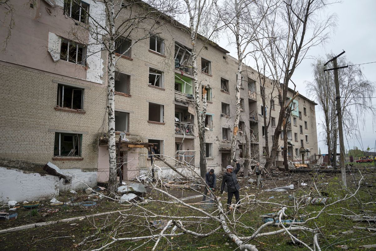 Orosz légicsapásban megrongálódott lakóépület a Harkiv régióban lévő Lukjanciban 2024. április 16-án. (Fotó: MTI/AP/Jevhen Maloletka)