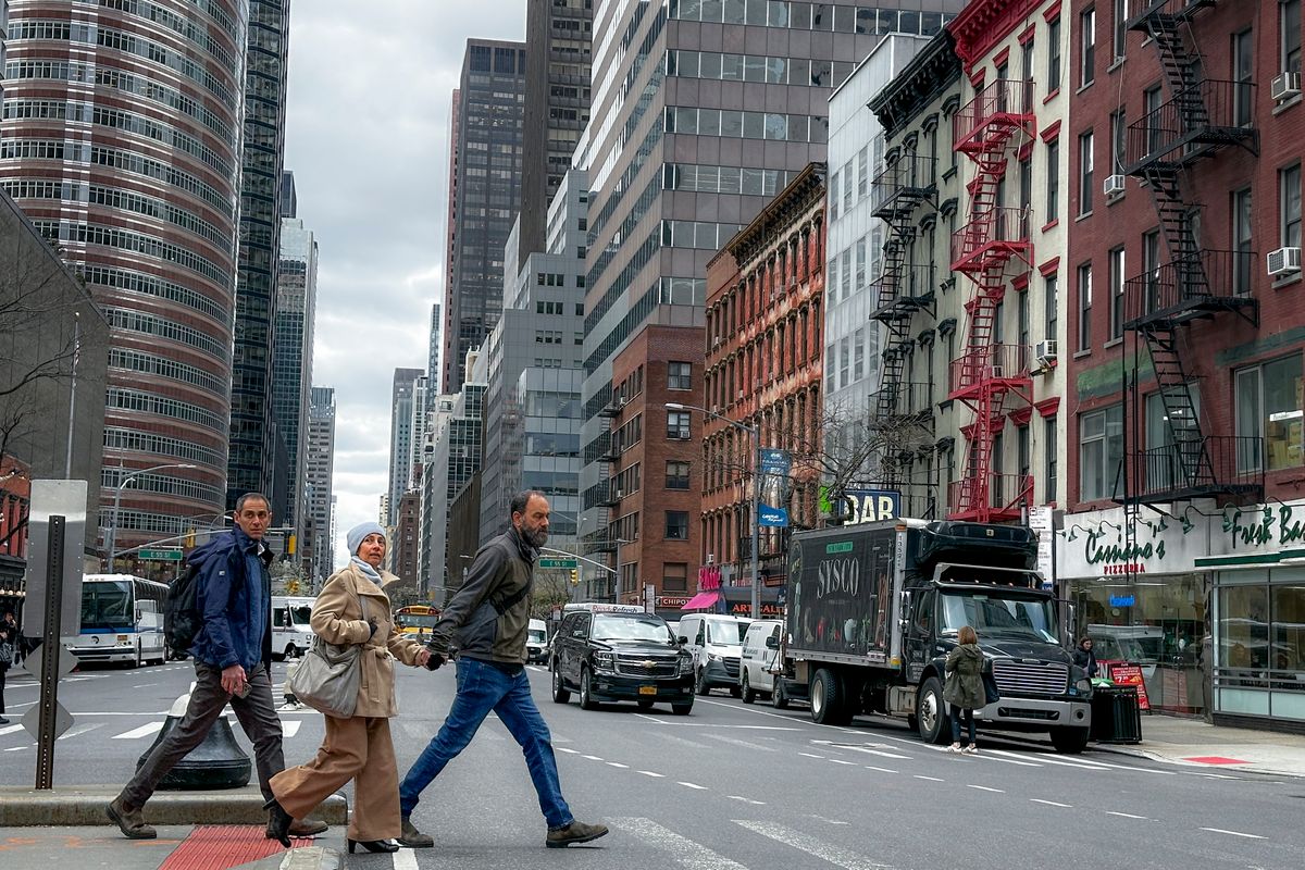 Gyalogosok kelnek át egy úttesten New Yorkban 2024.  április 5-én, amikor az Egyesült Államok keleti partvidékét 4,7-es erősségű földrengés rázta meg (Fotó: MTI/Ap/John Minchillo)
