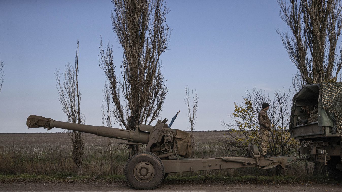 Tüzérségi ágyút vontatnak Kelet-Ukrajnában.